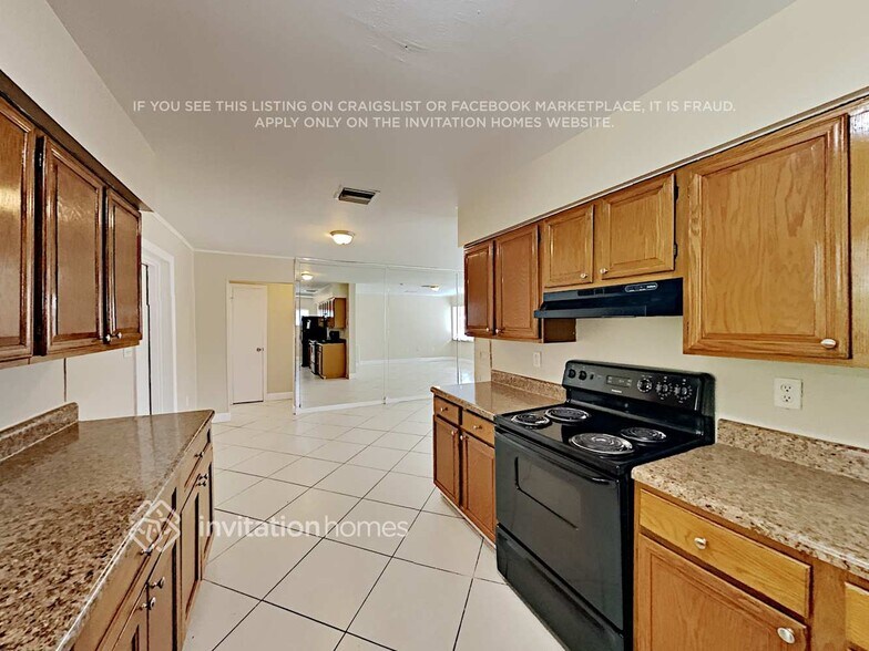 Building Photo - 7041 SW 27th St