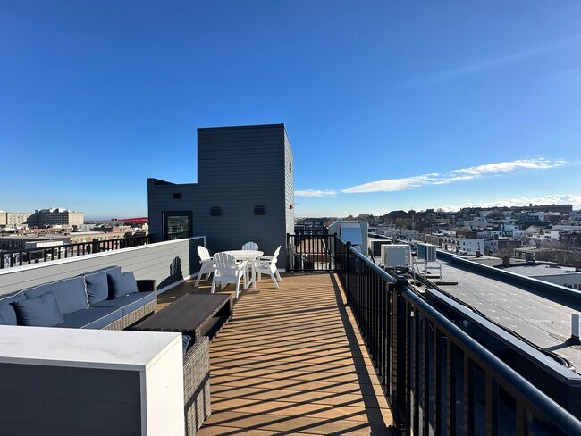 Building Photo - 205 Maverick St