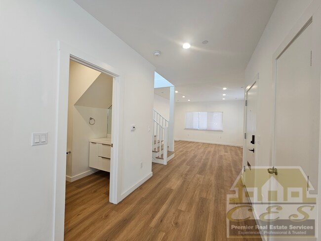 Building Photo - Modern Elegance Meets Timeless Charm – 4 bedroom 4 bath Home in North Oakland