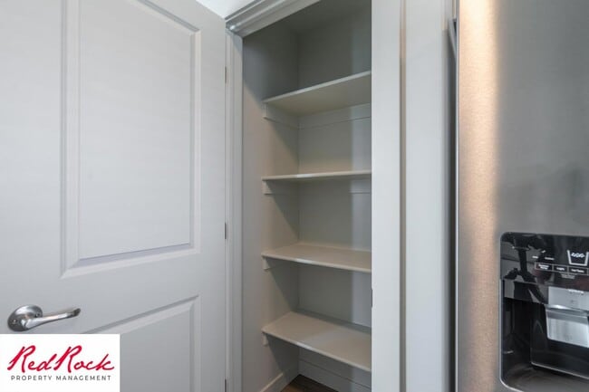 Building Photo - Charming 2 Bedroom End Unit Condo - Pet Friendly!