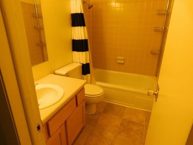 Building Photo - Charming 2-Bed Condo Near CMU & St. Mary’s – Great Amenities & Prime Location!