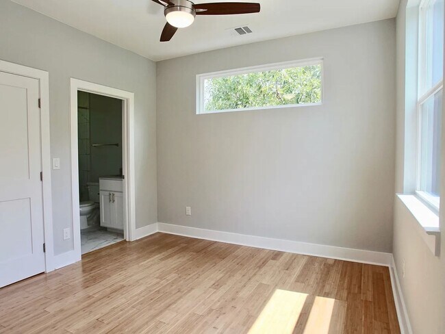 Building Photo - East Riverside near parks