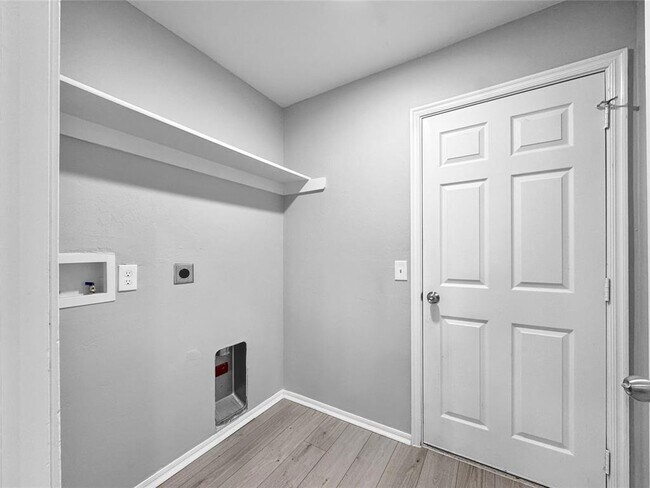 Building Photo - 2717 Sugar Pne Dr