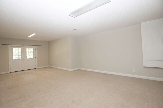 Building Photo - "Spacious 3-Bedroom Retreat with 3200 Sq Ft of Comfort in Seven Lakes!"