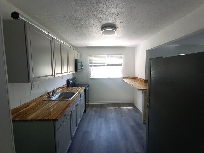 Building Photo - 2408 Maltby Ave