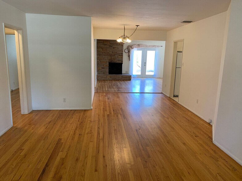 Building Photo - 6144 Alonzo Ave
