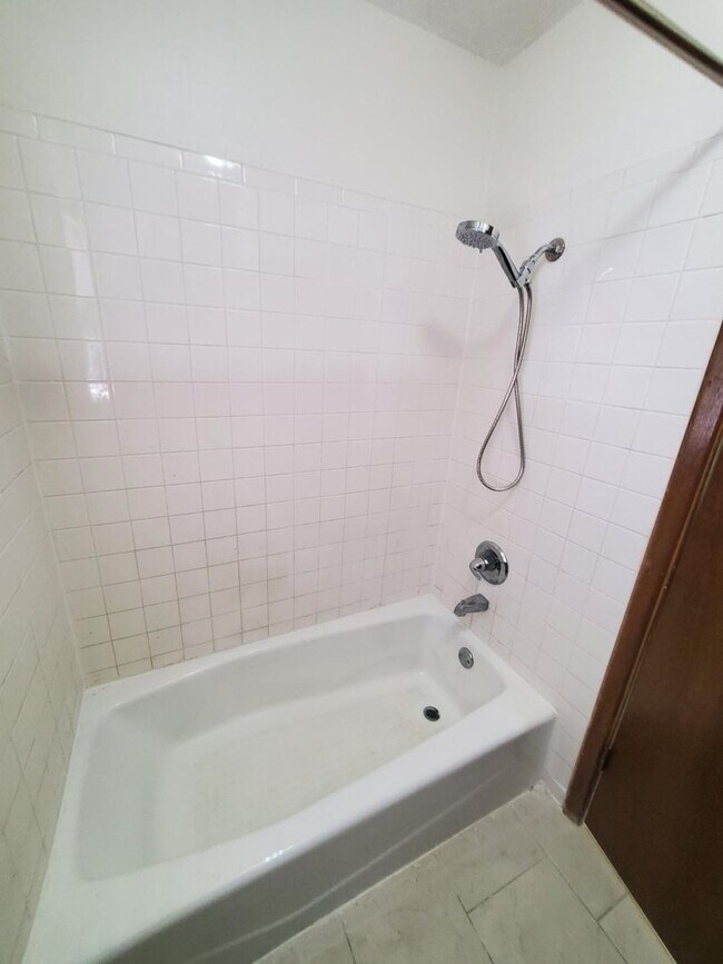 Building Photo - Spacious Derby home in Beautiful Mature Tr...