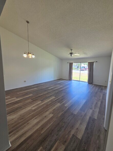 Building Photo - 1632 Tudor Ln