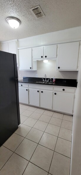 Building Photo - 728 N Main St