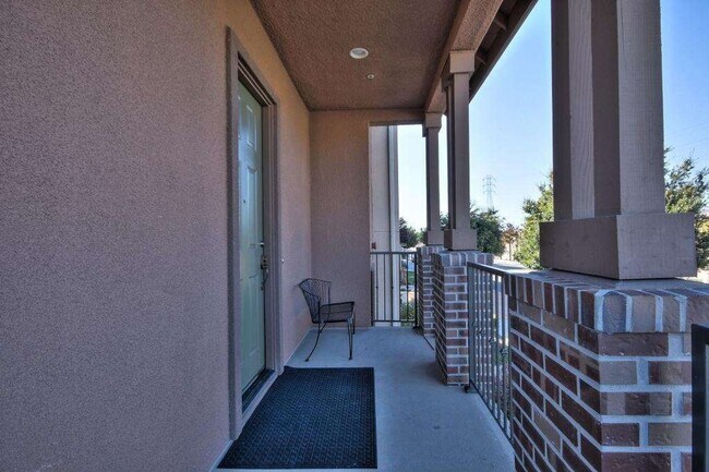 Building Photo - Beautifully Updated Union City Townhome w/ Community Amenities & Vaulted Ceilings