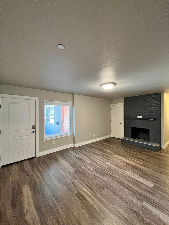 Building Photo - Stunning / Large 3 Bedroom & 2 Bath Flat! ...