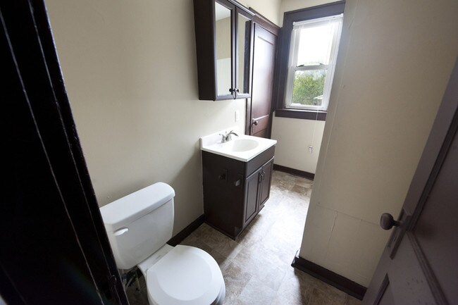 Building Photo - 3 Bedroom, 1 Bath Townhome, Basement