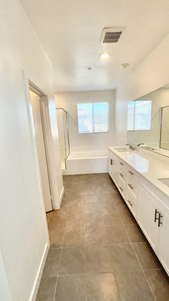 Building Photo - 4 Bedrooms Available University Park