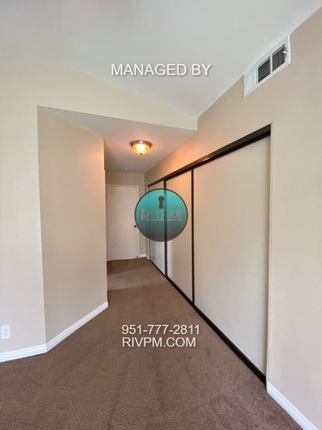 Building Photo - Beautiful single story home located in Riverside!