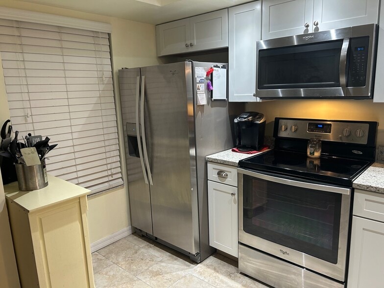 Refrigerator/Stove - 3333 S Ridgewood Ave