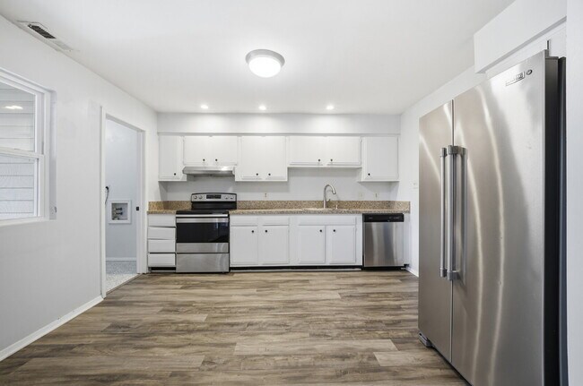 Building Photo - OPEN HOUSE SATURDAY THE 20TH 1PM-3PM! Three-bedroom, two-and-a-half bathrooms in Pembroke Meadows!