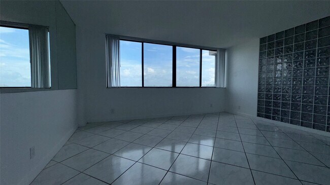 Building Photo - 4222 Inverrary Blvd