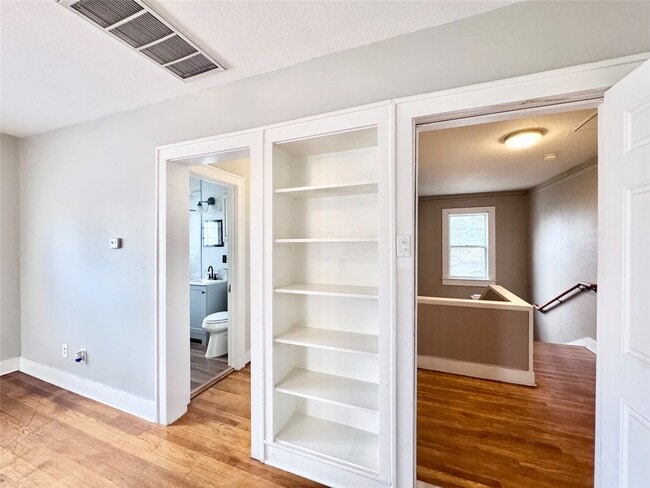 Building Photo - 629 E 11th St