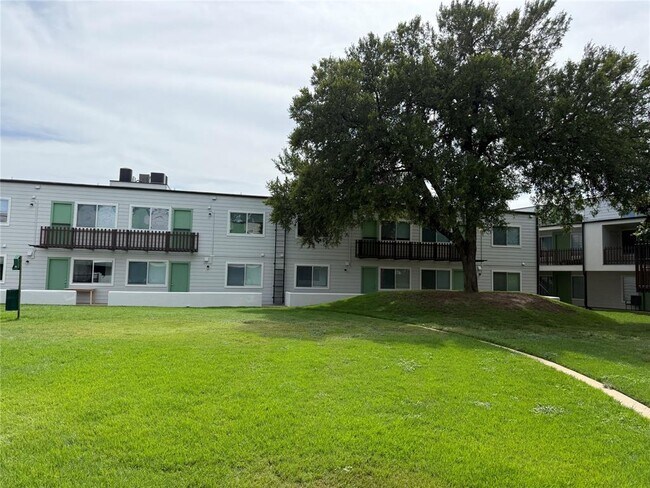 Building Photo - 2200 Dickson Dr