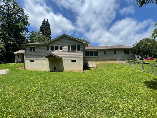 Building Photo - Elegant 4bd/3ba Home with Fenced-in Backyard