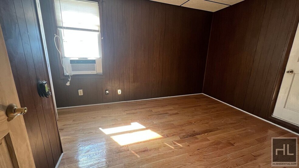 Building Photo - 1800 E 52nd St