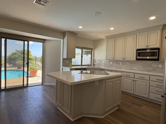 Building Photo - 1165 Catalina Blvd