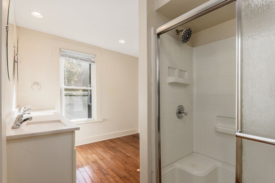 Building Photo - 254 Thurman Ave