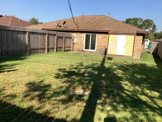 Building Photo - 6360 Crestside Dr