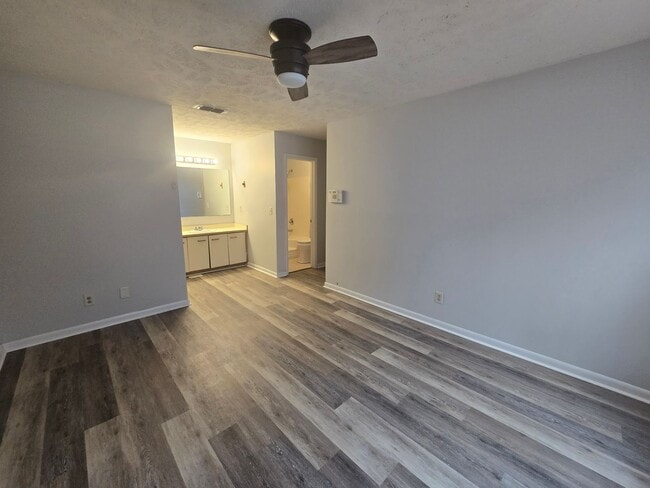 Building Photo - 6809 Willowbrook Dr