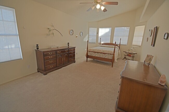 Building Photo - 4BD/3BA Available for Move In! Northeast H...