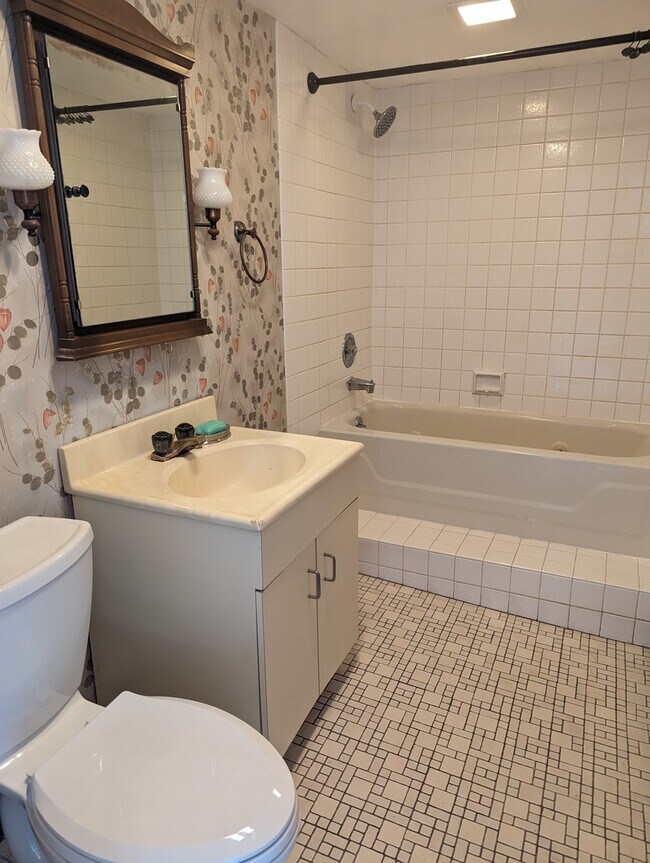 Building Photo - 8557 N National Ave