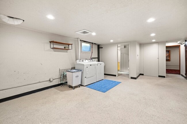 Building Photo - Mid-Century Classic! 3bd/3ba 2700 sf Short Term- FULLY FURNISHED!