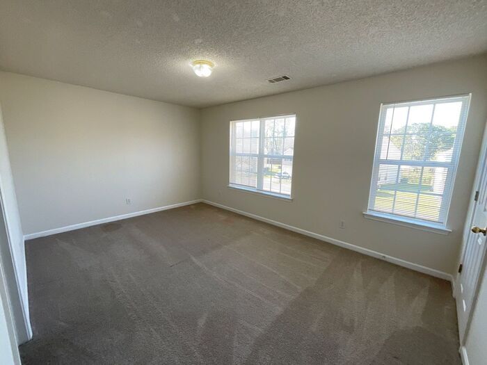 Building Photo - 1608 Hallmark Hills Dr
