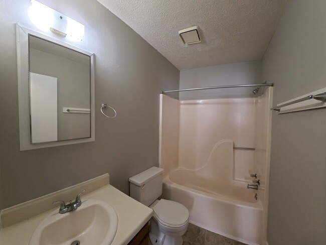 Building Photo - Townhouse off Timberlake