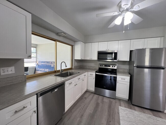 Building Photo - 1920 W Lakeview Blvd