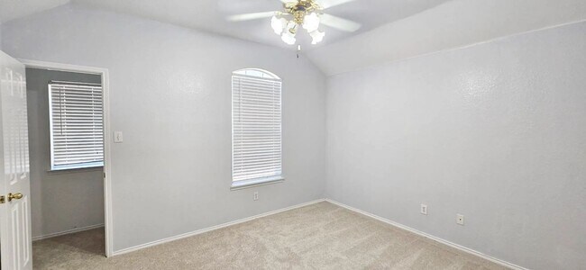Building Photo - Amazing 4 b+2.5b Single family