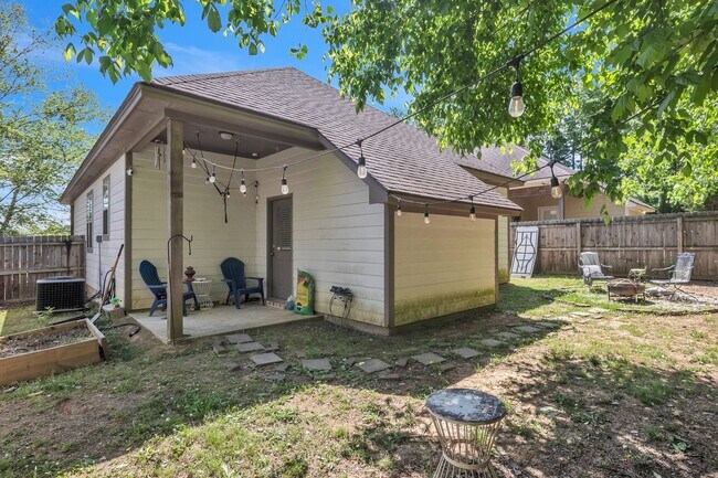 Building Photo - Large 3 Bedroom Townhome with All Appliances Included