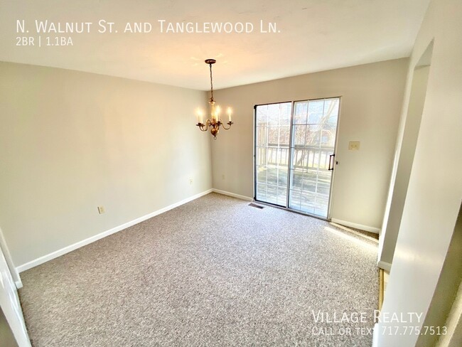 Building Photo - Spacious END-UNIT 3-BR Townhome in Dallast...