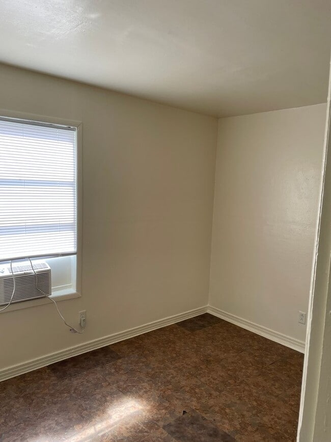 Building Photo - Available Now 1 BR, 1 BA Duplex $700/mo