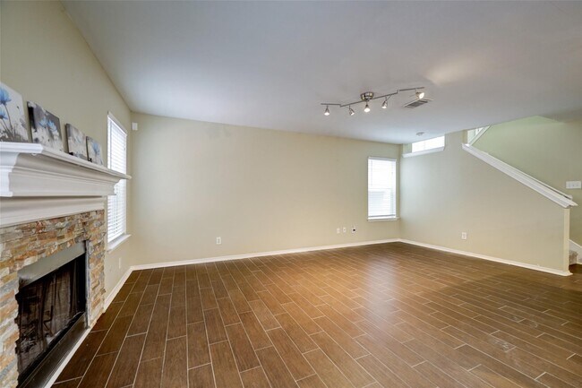 Building Photo - 117 N Villa Oaks Dr