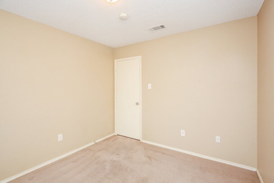 Building Photo - 908 Fenway Ln