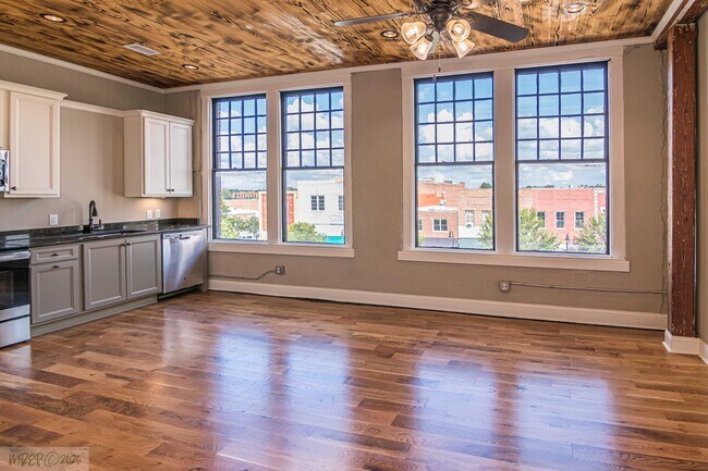 Primary Photo - 103 N Center St
