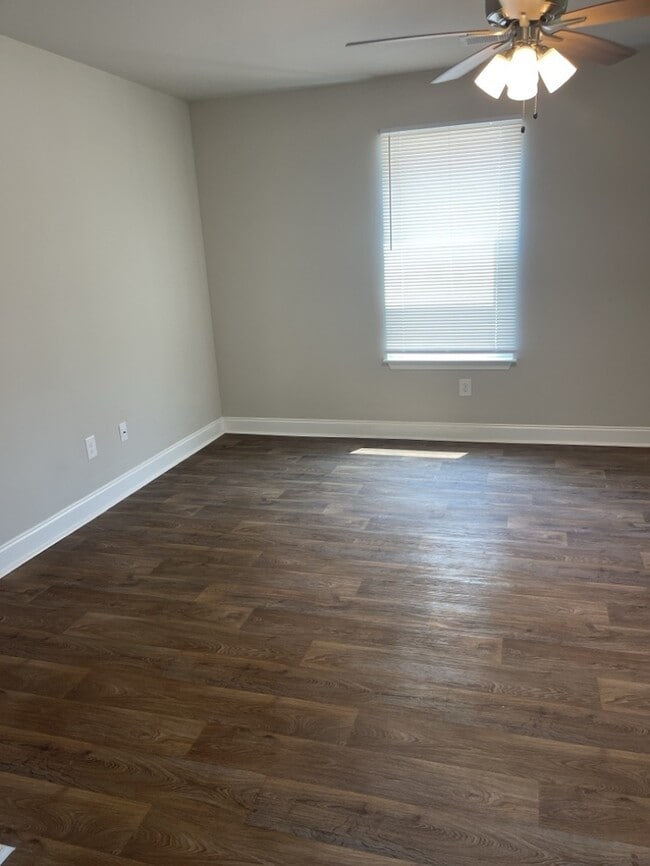 Building Photo - 2 Bedroom/1.5 bathroom