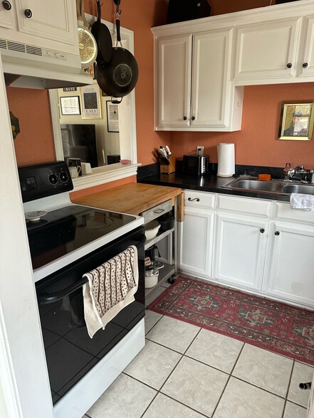 Electric stove. 940-383-2500 - 2019 N Bell Ave