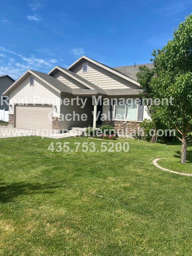 Building Photo - Adorable 5 Bedroom House Available in June!