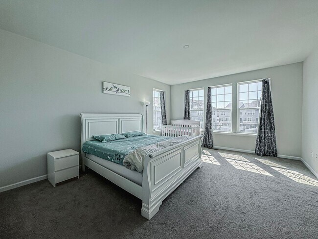 Building Photo - Stunning and Spacious 4 Bed 3.5 Bath End Unit Townhome In Highly Desired Goose Creek Club