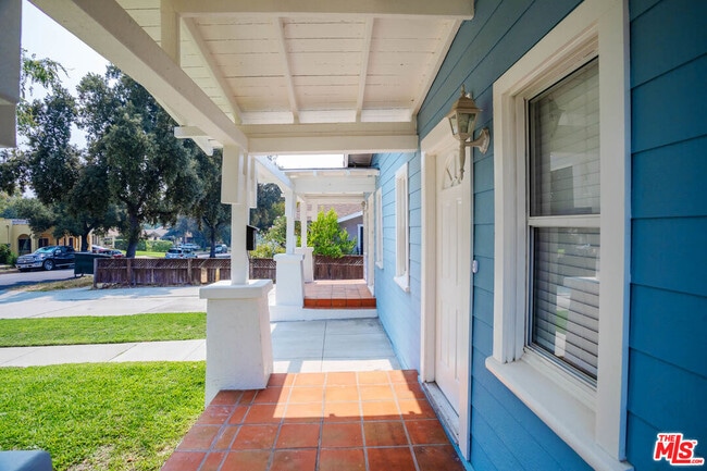 Building Photo - 1131 N Sierra Bonita Ave