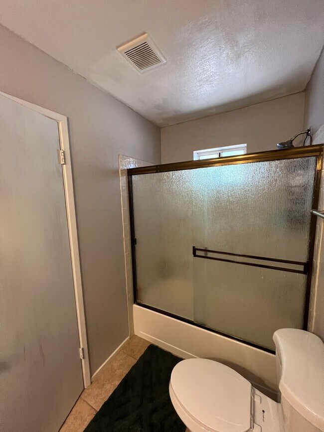 Building Photo - 4 BEDROOM HOME CLOSE TO SCHOOLS!