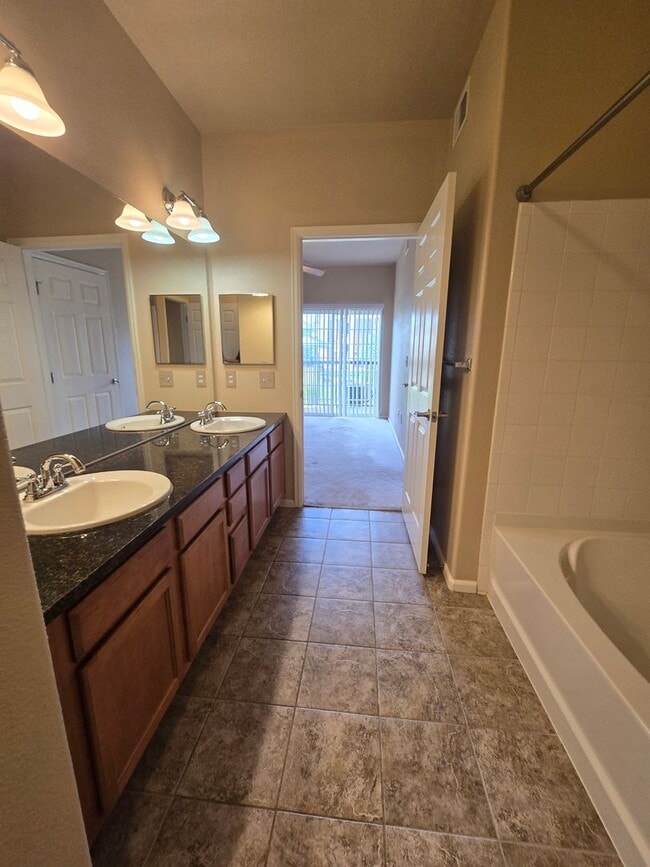 Building Photo - Beautiful 2 Bed, 2 bath condo