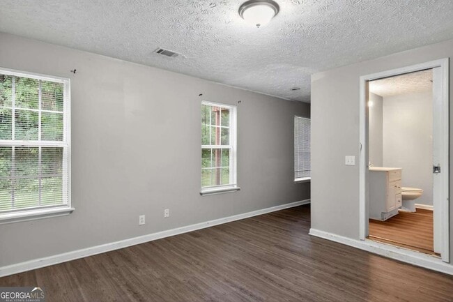 Building Photo - 5470 Twin Lakes Dr